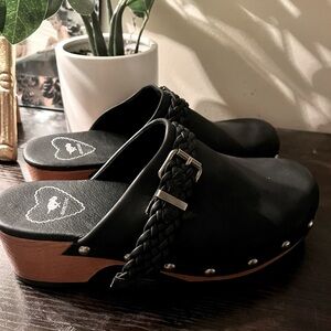 NWT women’s black clogs size 7
